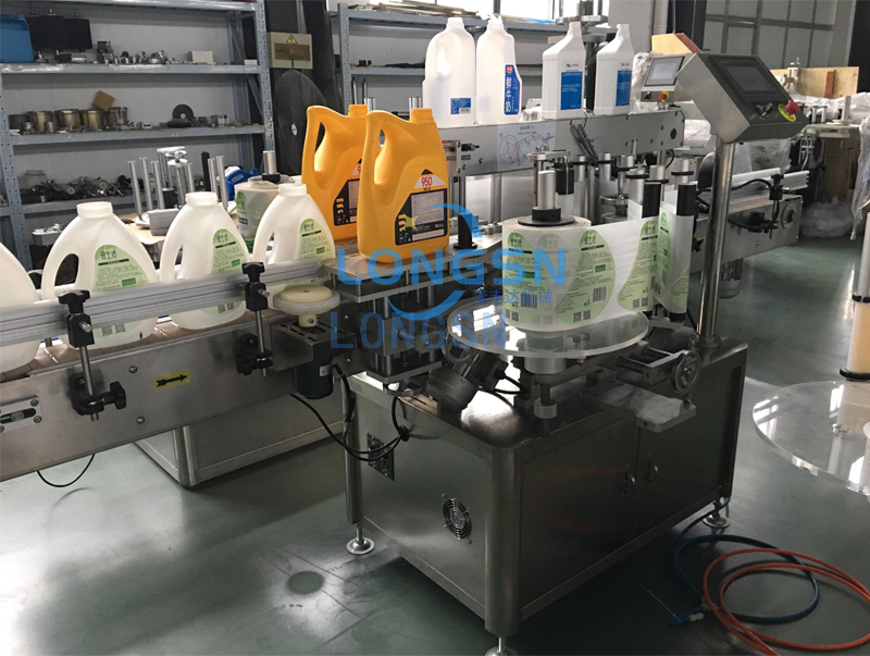Automatische Etikettiermaschine für runde Flaschen aus Kunststoff