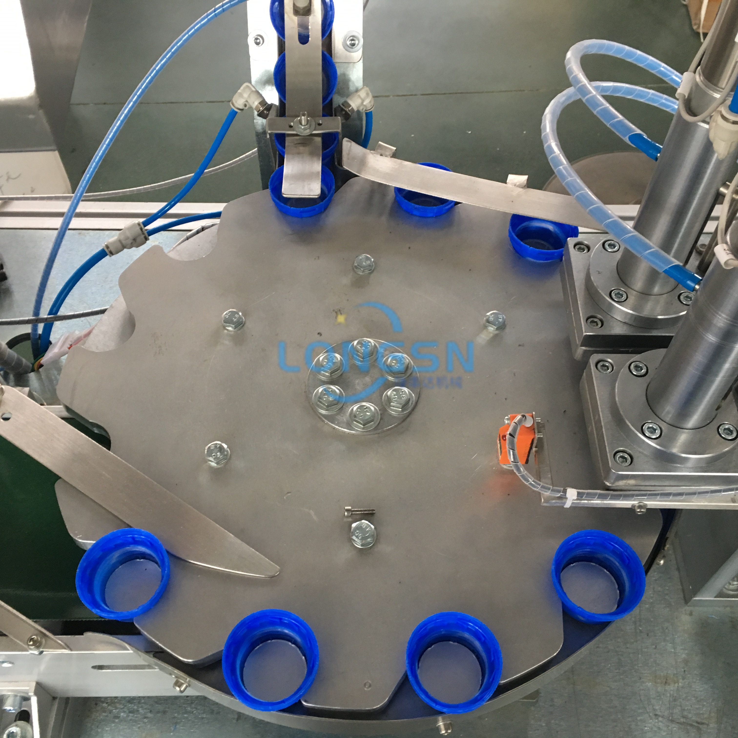 Automatische Kunststoffkappen-Schaumeinlage zum Einsetzen der Putting-Maschine
