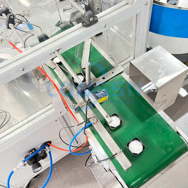 Automatische Plastikkappenversiegelungs -Einfügungsmaschinen -Kappen -Wattierungsmaschine